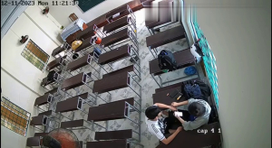 2 em học sinh cưỡi ngựa public ngay trong lớp học