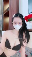Người đẹp 4 mắt xăm chữ gì dưới ngực vậy?