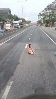 Dân chơi Hải Phòng phê lá đu đủ múa thoát y giữa đường