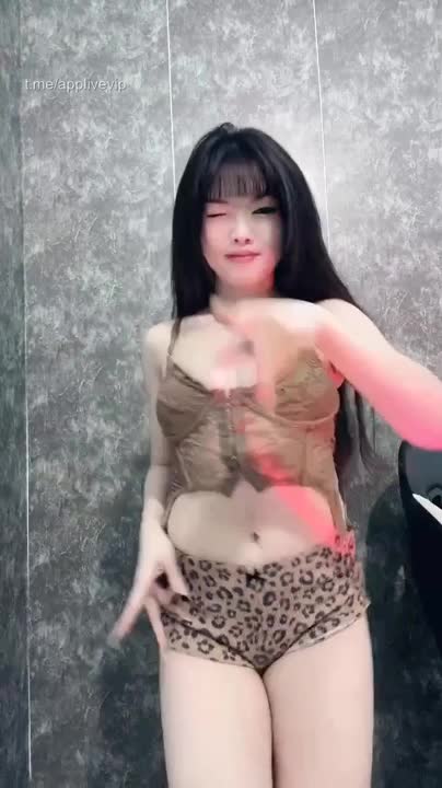 LLinh98 nhỏ nhắn dễ thương, sở trường là lắc phao câu