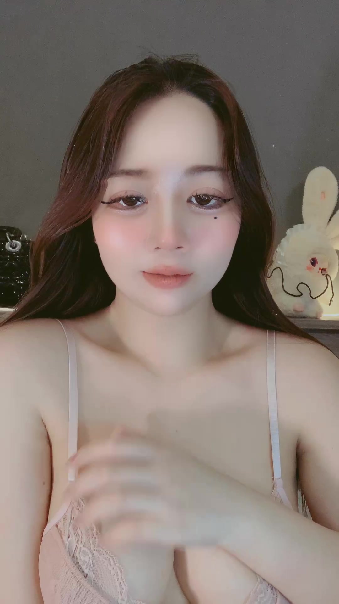 Bé Hạnh vừa nói chuyện vừa bóp vú hồn nhiên như cô tiên