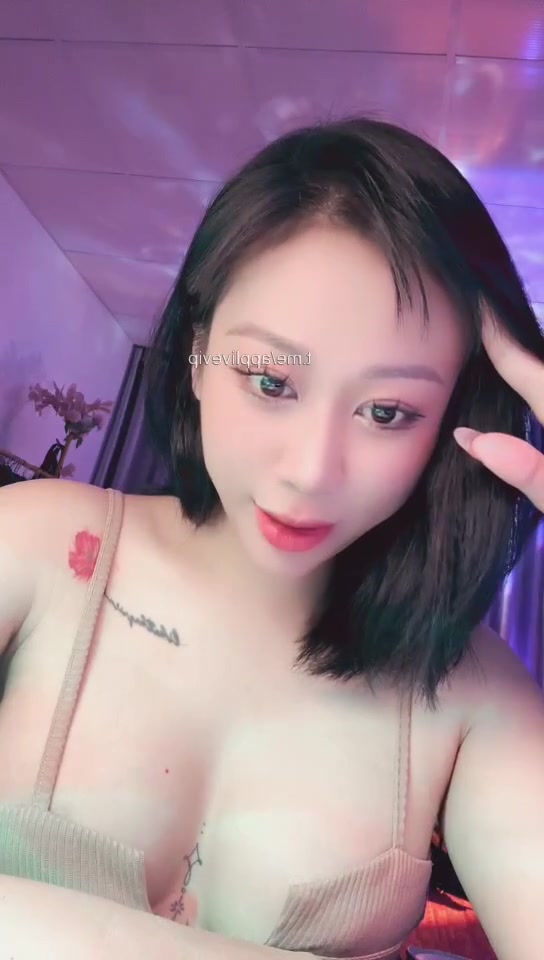 Em Ni nhân viên bán hàng ít khách, phải live show kiếm thêm
