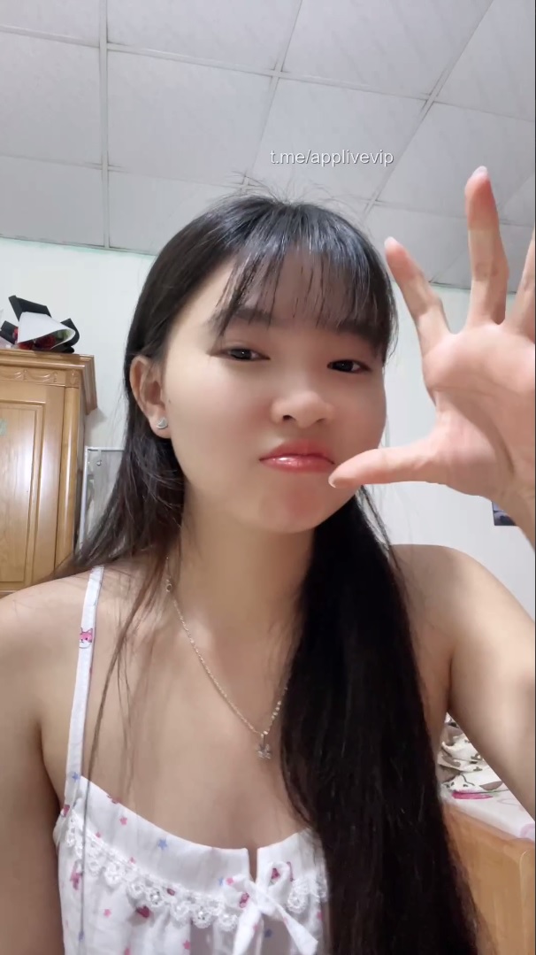 Em Dung xinh tuyển người yêu súng dài 1 gang tay