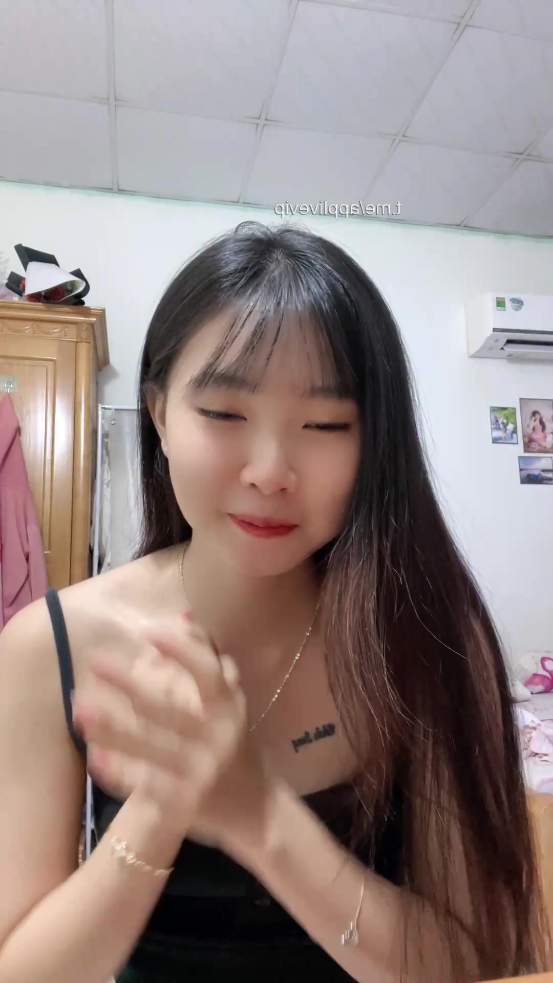 Thứ sáu rồi em Dung vẫn còn phải lết chim đi làm