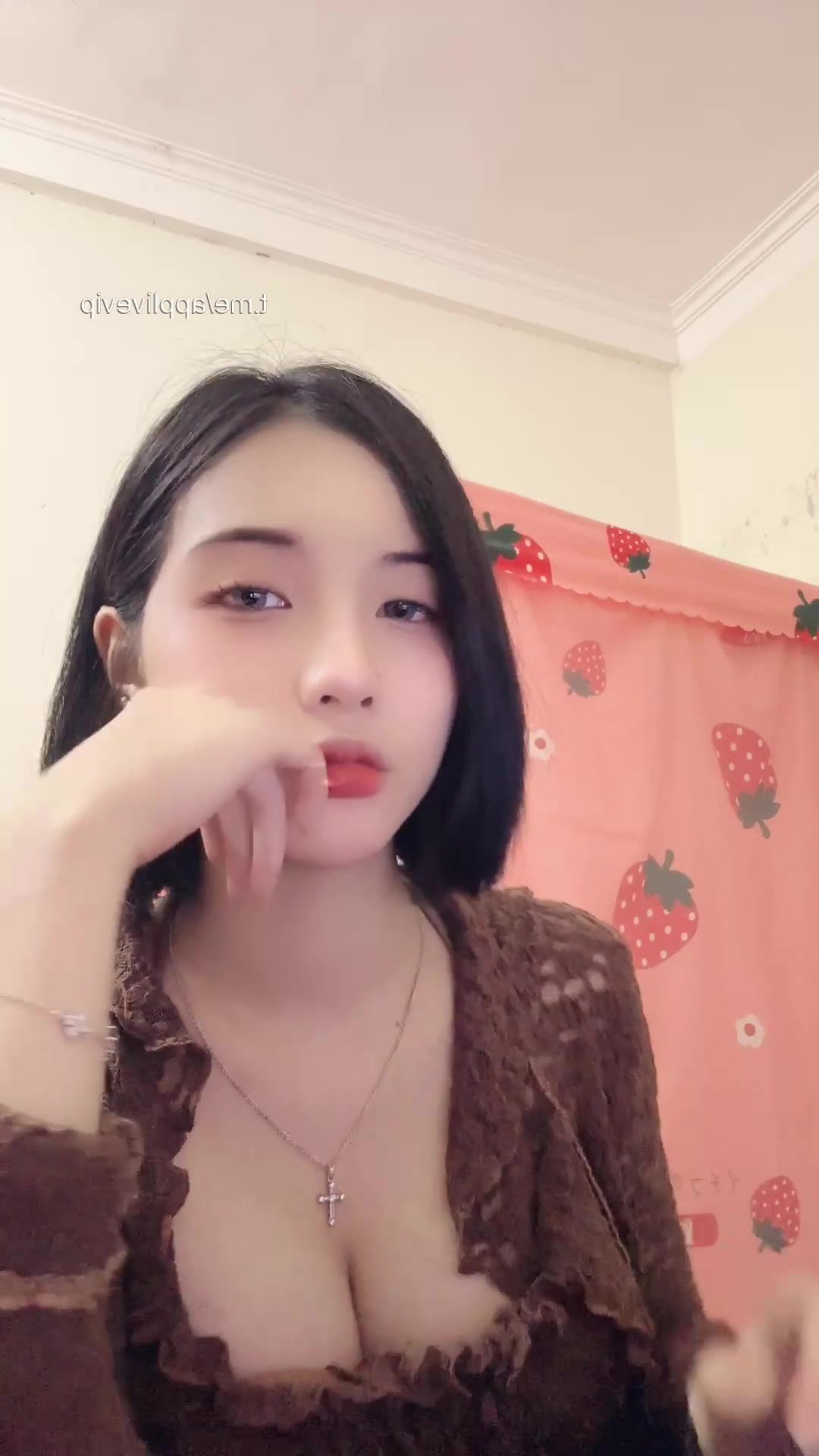 Idol mới toanh, nhìn sơ qua thấy điện nước khá là ổn