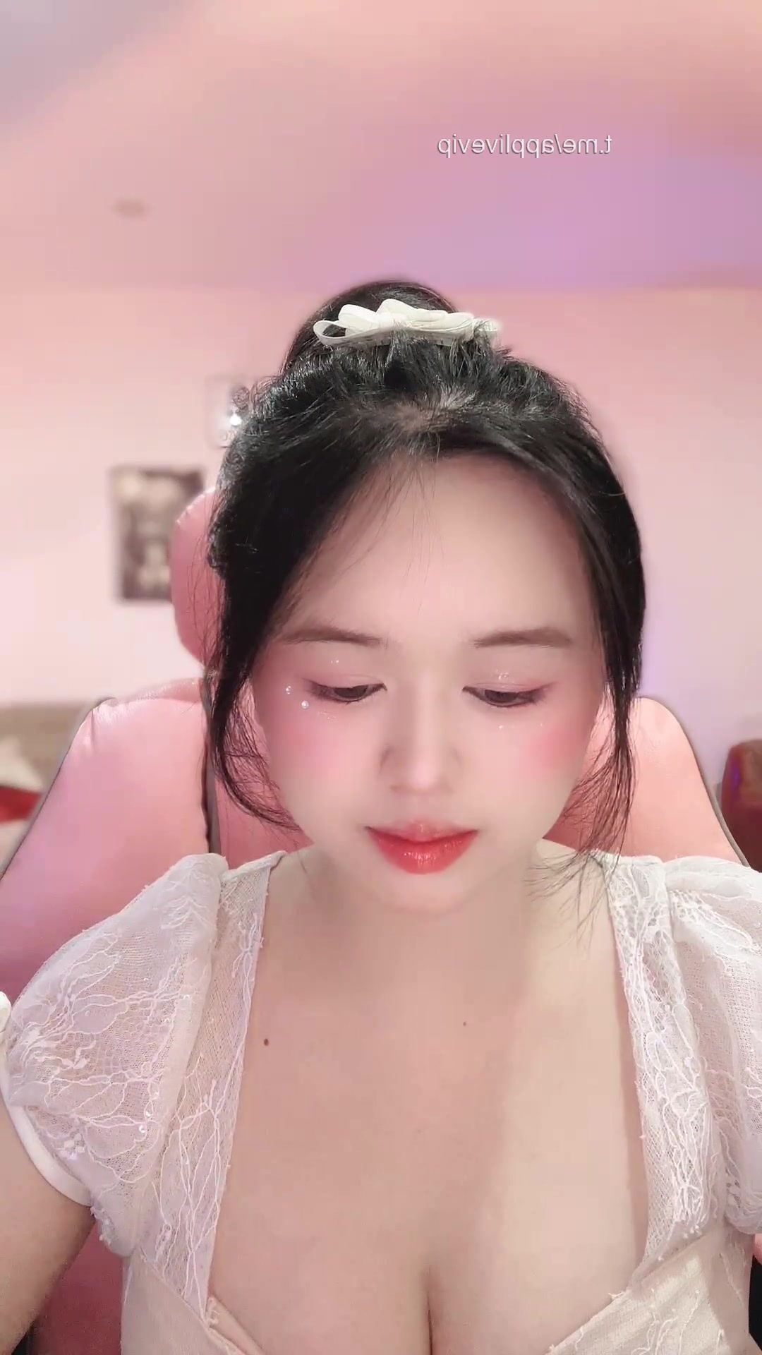 Vú đẹp là do bơm, còn Thỏshow đẹp thì vẫn là do makeup thôi