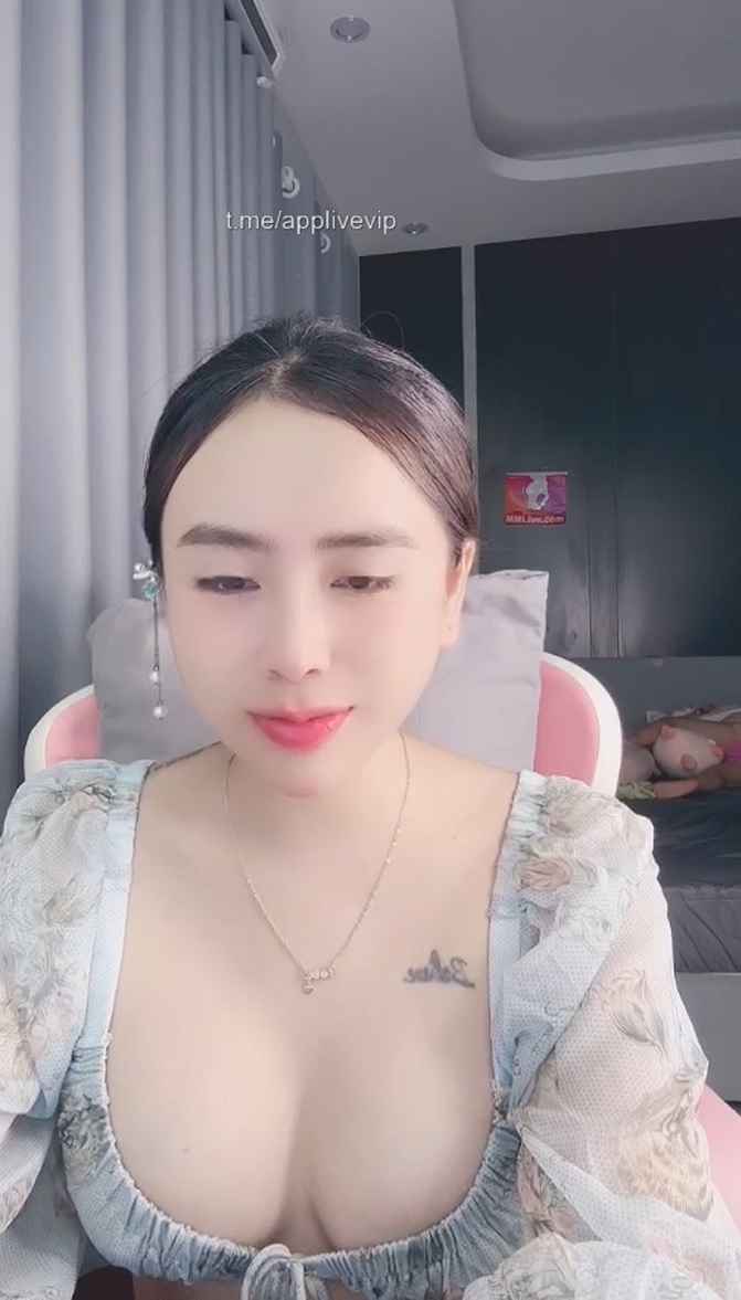 Mấy anh xem nhanh để em Ely còn cho con bú