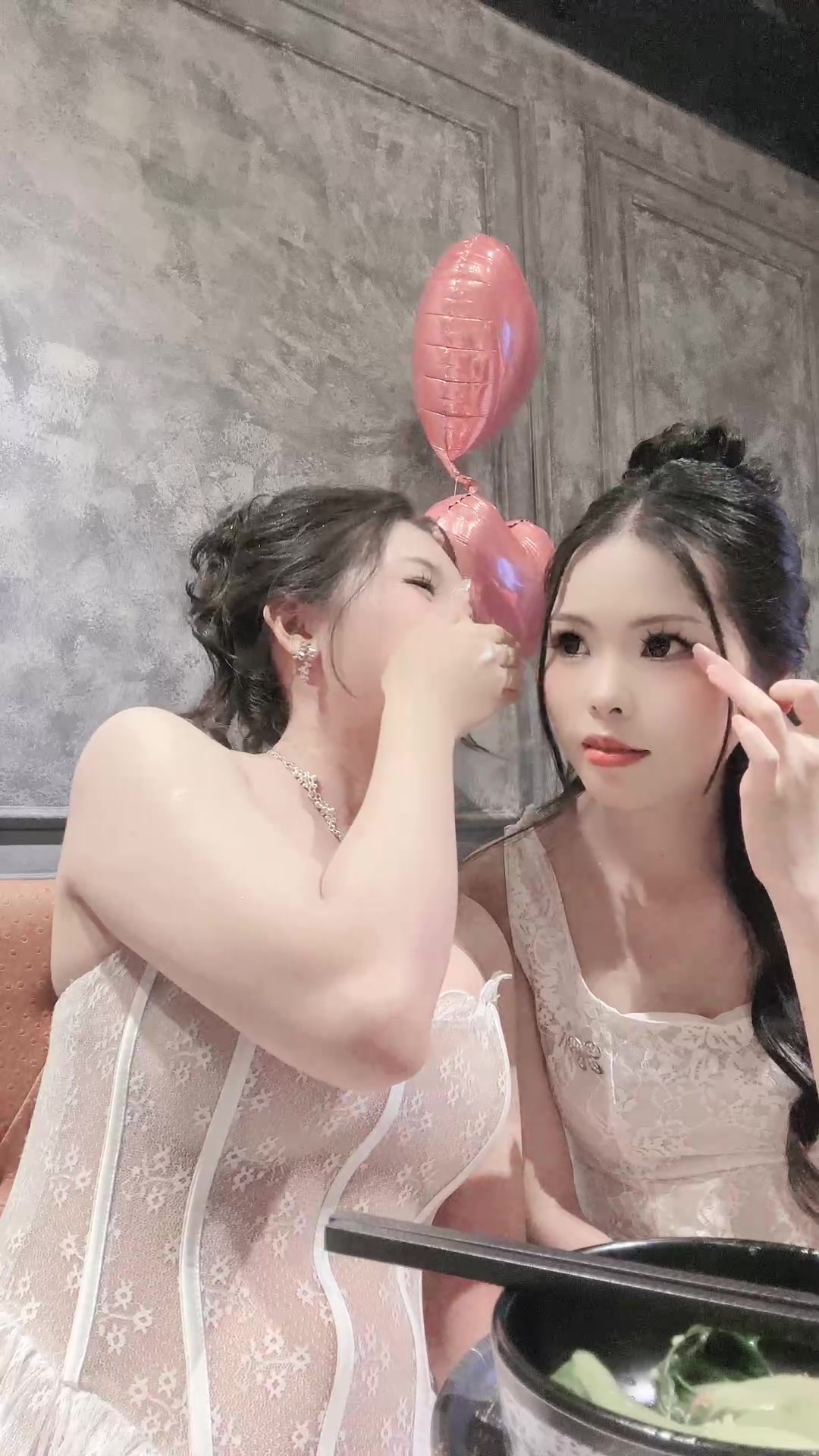 Bé Thỏshow ăn liên hoan xong là lại rủ nhau đi chịch