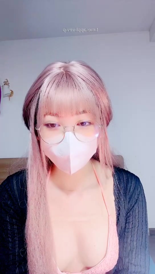 Chẳng cần bánh ngọt với kem, Bé Nọng chỉ cần cây xúc xích của anh là đủ