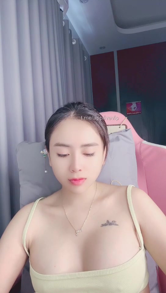 Trăng kia ai vẽ mà tròn, tim Ely ai bóp mà tròn hơn trăng?