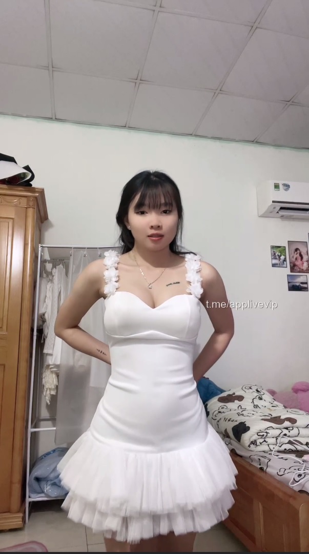 Váy đẹp đấy nhưng anh thích ngắm dú em Dung hơn