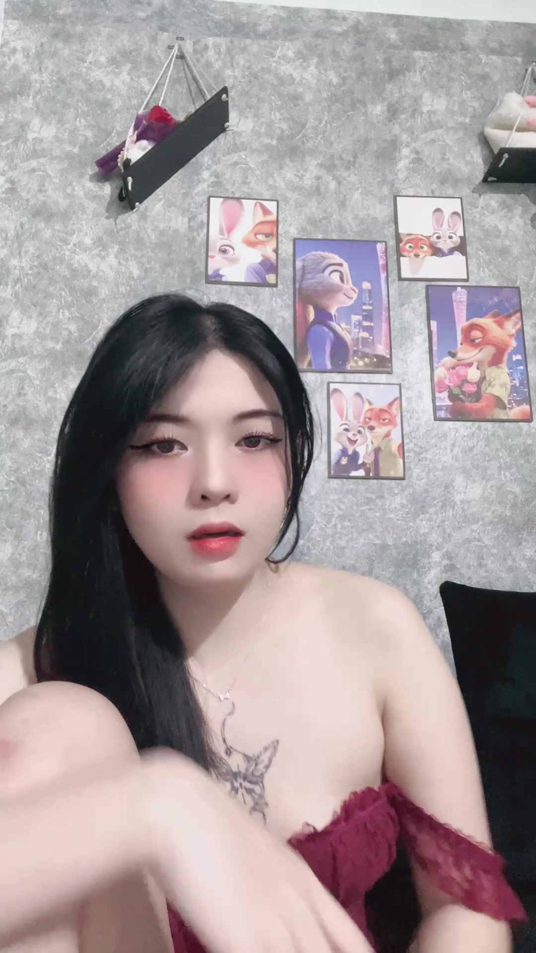 BéLynn live móc nhưng vẫn không quên trả lời bình luận trực tiếp