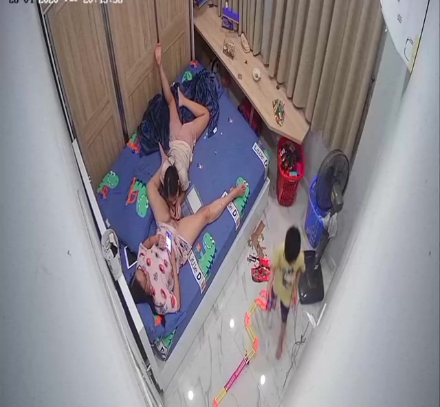 Leak cam cô con gái đang nhổ lông cho mẹ