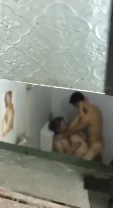 Trèo lên nóc nhà tắm xem lén anh chị hàng xóm chịch nhau