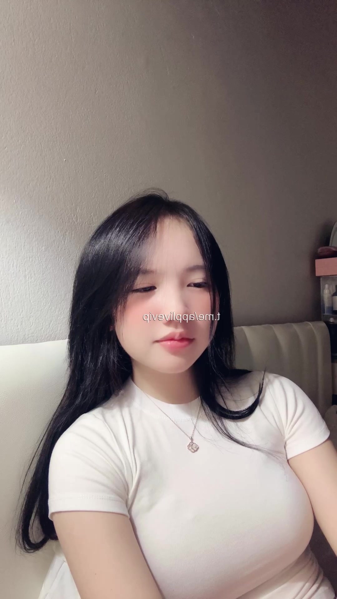 Rảnh háng quá, bé MaiLinhkk live show lùa vịt trên TikTok