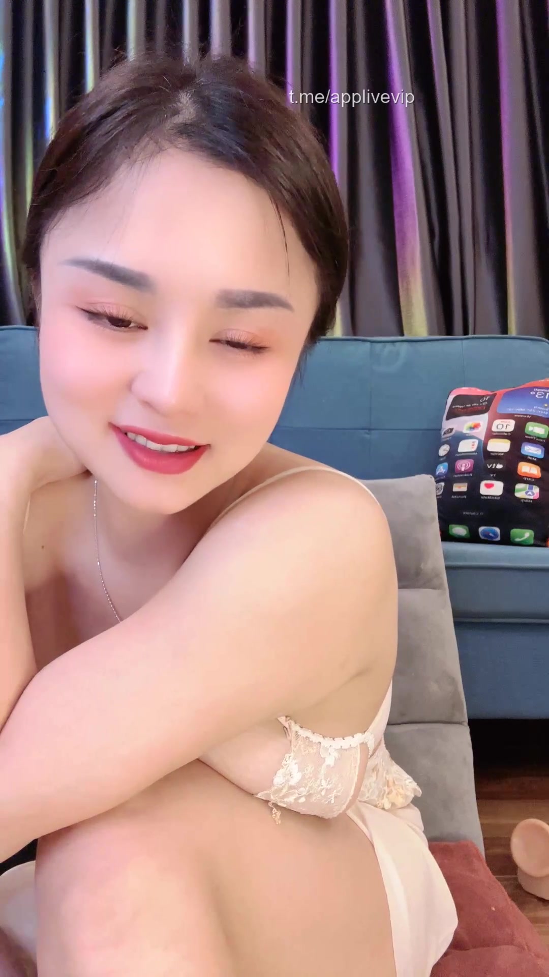 Linh Nhi dâm đãng phô dâm quyến rũ anh thầy tu