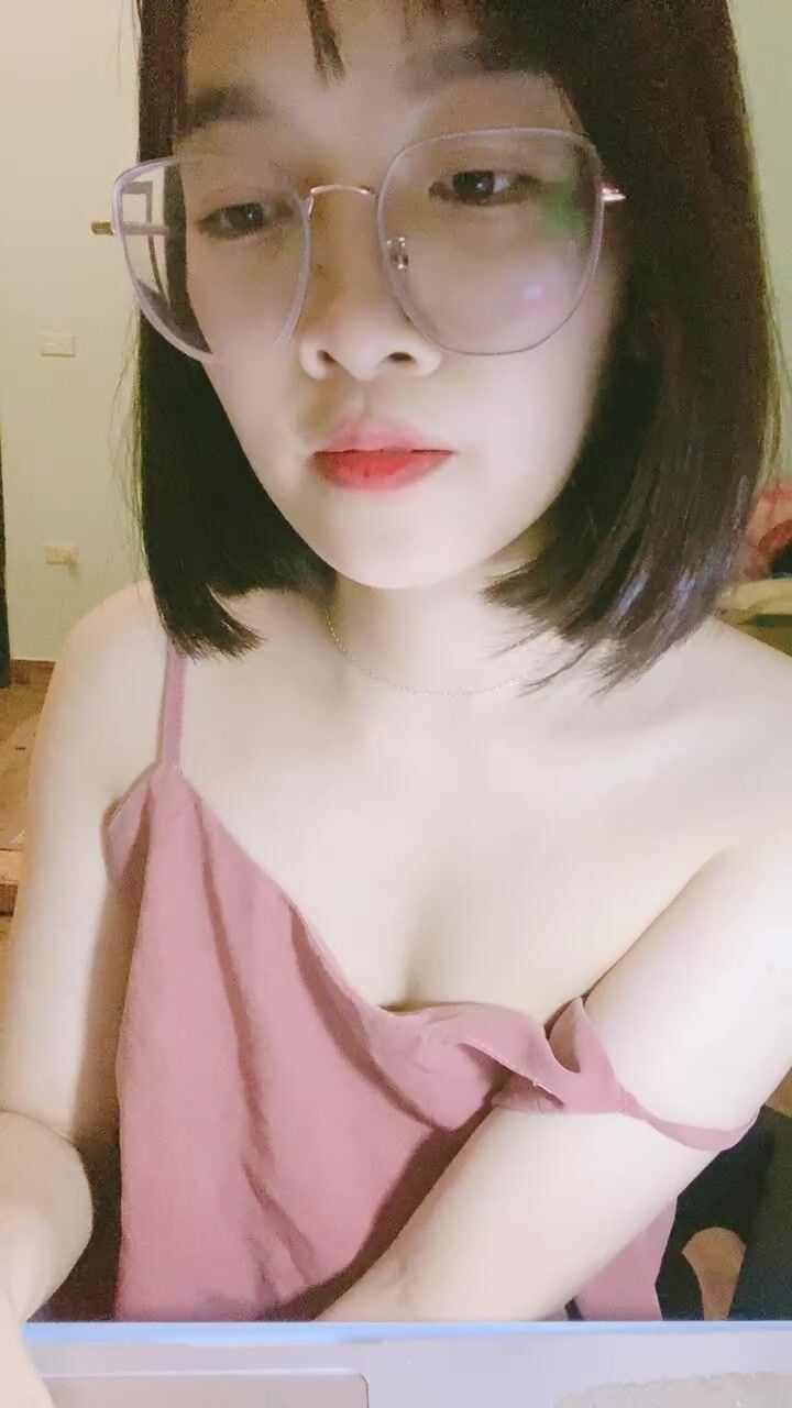 xinh xắn đáng yêu như này mà em nỡ lòng nào bán quạt vậy