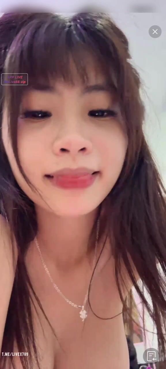 Bé Ngọc Nhi2k vú bự livetream show hàng hẩy lồn vào nhà tắm show cảnh đi đái cực dâm