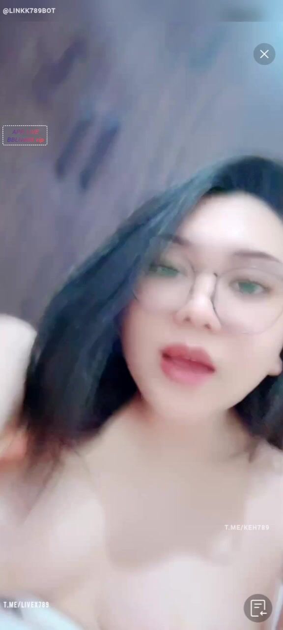 Phòng live show hàng móc lồn bím rỉ đầy nước ướt đẫm của em teen Việt mu to bím múp