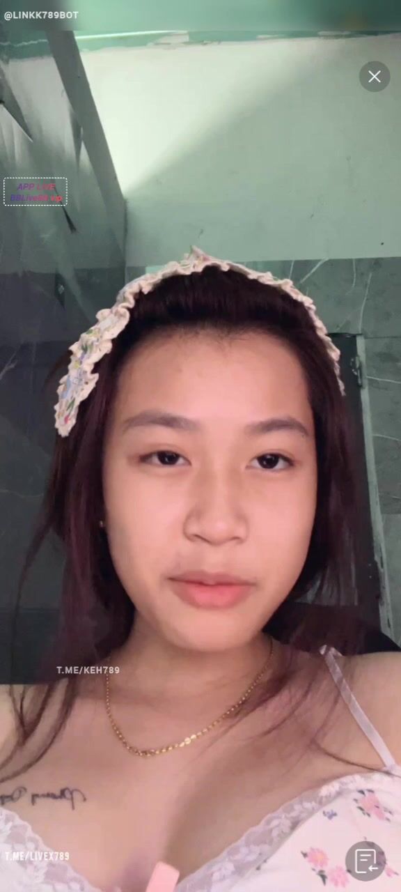 Bé Nì2k9 tập tành live app bên MMlive,mới lớn mà phát triển thật hèn chi đi bán quạt