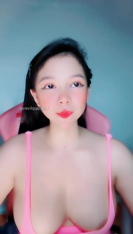 Bé Ly Xù vú mướp chim nhìn muốn xỉu luôn chứ kèo cọt gì