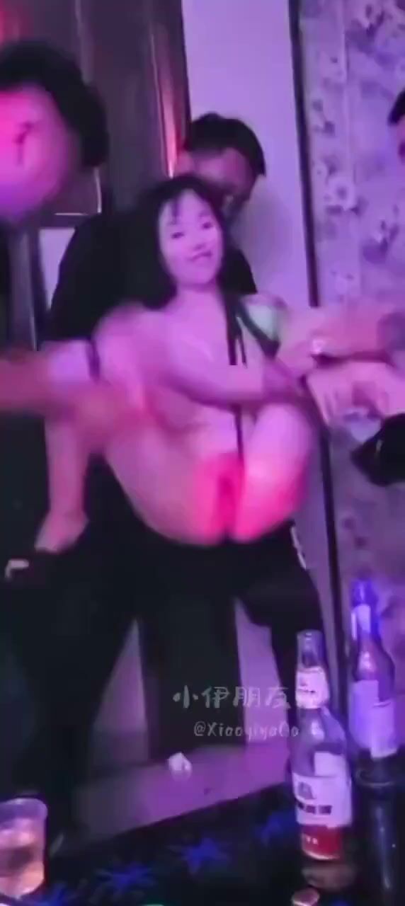 2 thg béo, Nhét chai bia vào Lồn KTV Ở bar chảy nước Đái Ướt hết sàn