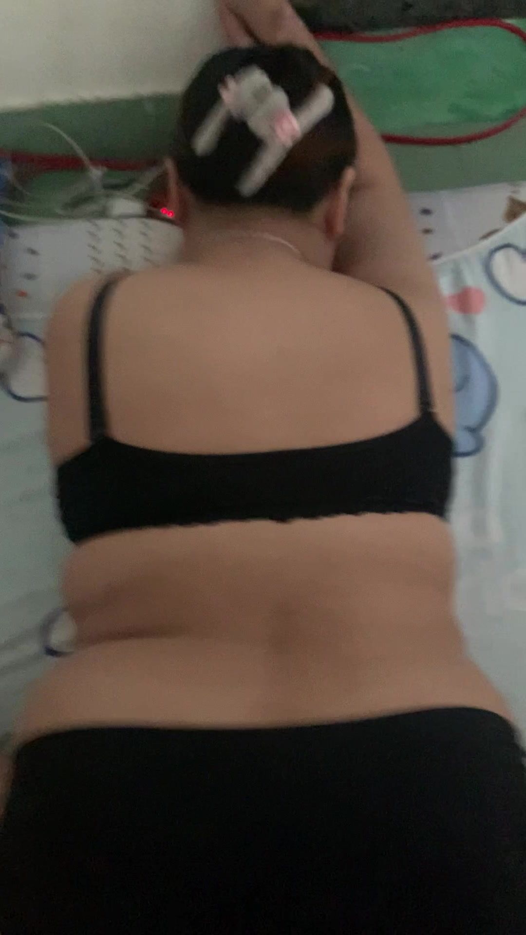 Vợ bạn hôm nay mặc bộ bikini đen nhìn nắng cực