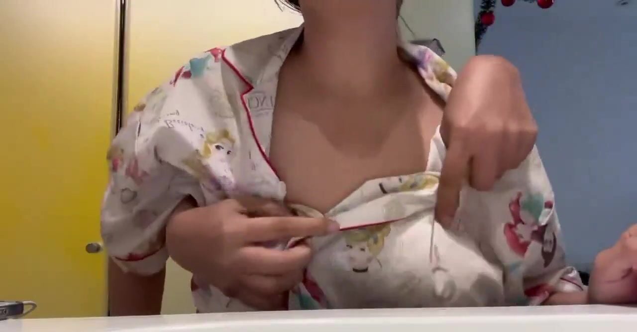 Đang Họp zoom, Mà Chồng Cứ đòi Bóp vú móc lồn thủ dâm quên tắt cam