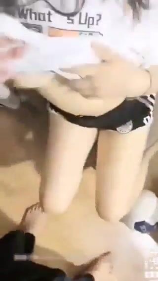Đi Bar Uống say rượu, Gạ con bạn Lột quần áo Vú To Loli lồn rậm Mà ko dám djt