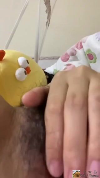 Mượn điện thoại con bạn thì phát hiện nó tự quay video thủ dâm