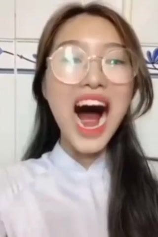 Phương Chi 2k8 gái xinh kính cận dâm vào nhà tắm móc lồn khẩu dâm