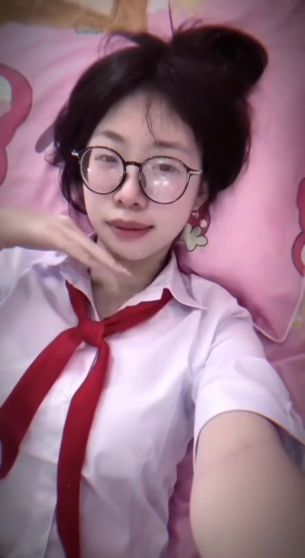 Nhỏ em họ vừa lên lớp 10 liền thưởng cho bú cu thoả thíc