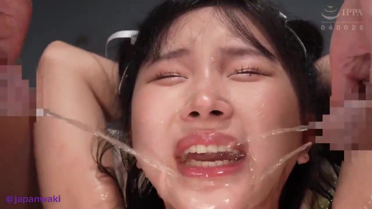 Em teen xinh đẹp bị trói lại xem như bồn cầu mà bị đái lên đầy ng cho uống ngập mồm