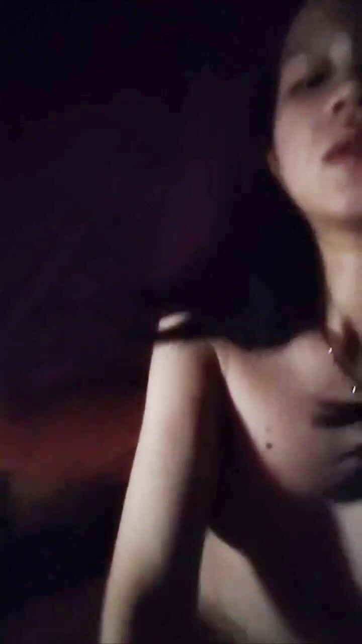 Bé rau non mình dây mới lớn có đc tí ngực tự quay clip show hàng cho a xem trg đêm