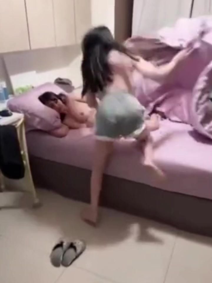 Hóa ra con gái đi ngủ toàn không mặc gì như này à