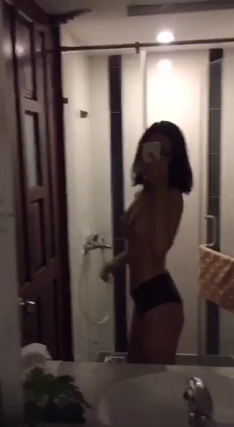 con bé k10 mượn máy mẹ để gửi vid sex cho ngyeu