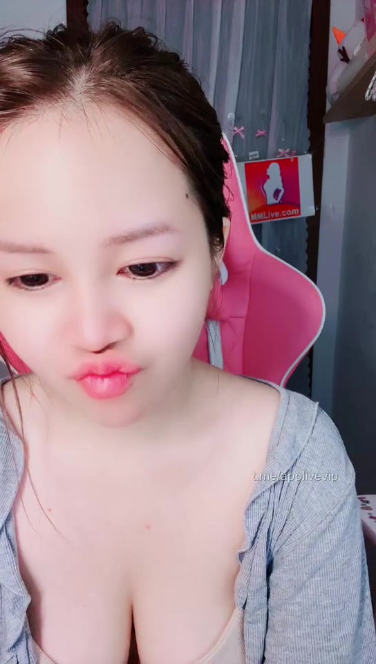 Bối bối body thon gọn, mặt xinh chưa đút vào đã ướt