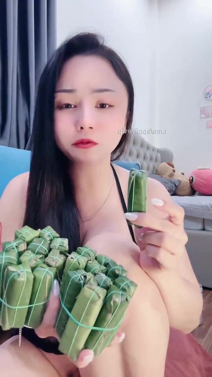 Em Linh Nhi đá 6 lon bia rồi ngồi mút toy quá đã