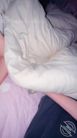 Em trai vắng nhà, anh trai nửa đêm lẻn vô phòng địt lén con em dâu lồn múp