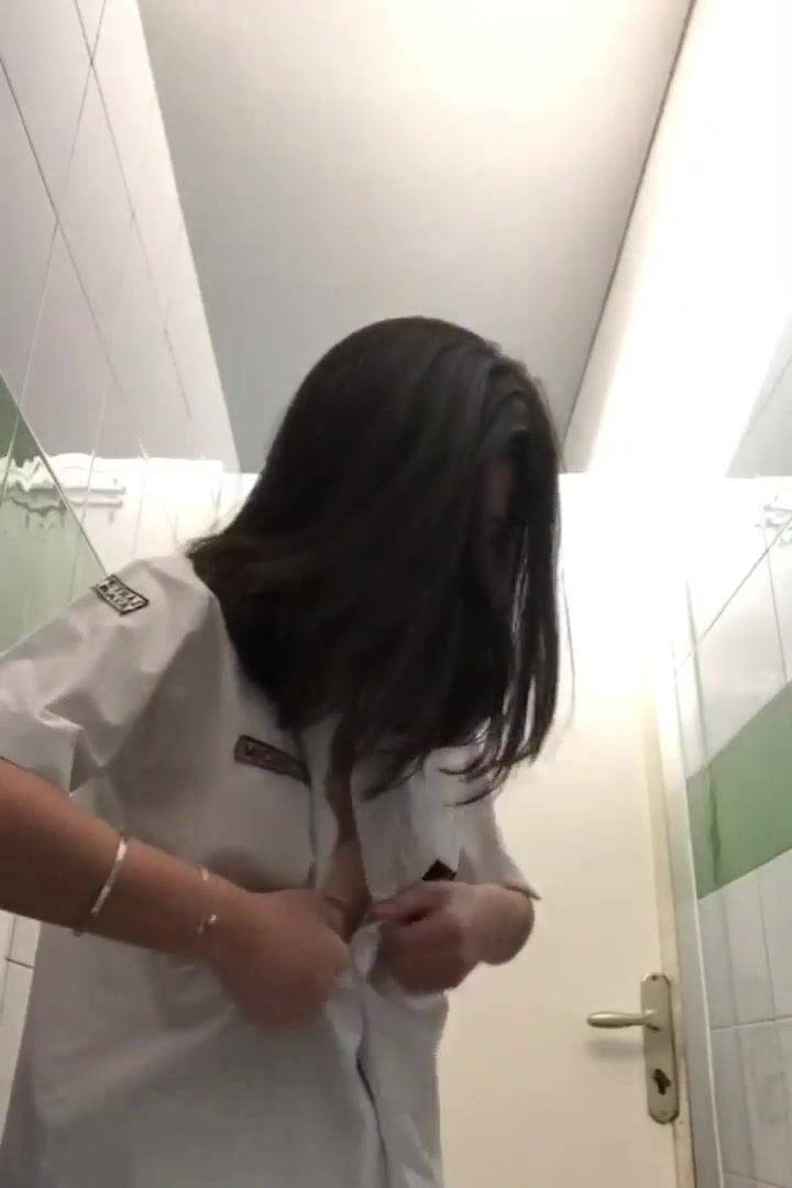 E hs Thái tranh thủ trg giờ học chạy ra nvs cởi đồ show hàng public cho a xem #1