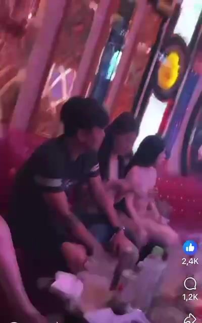 Đi hát tay thì ôm mấy e đào thoát y mắt ngắm các e đứng nhảy chỉ có ở karaoke VN