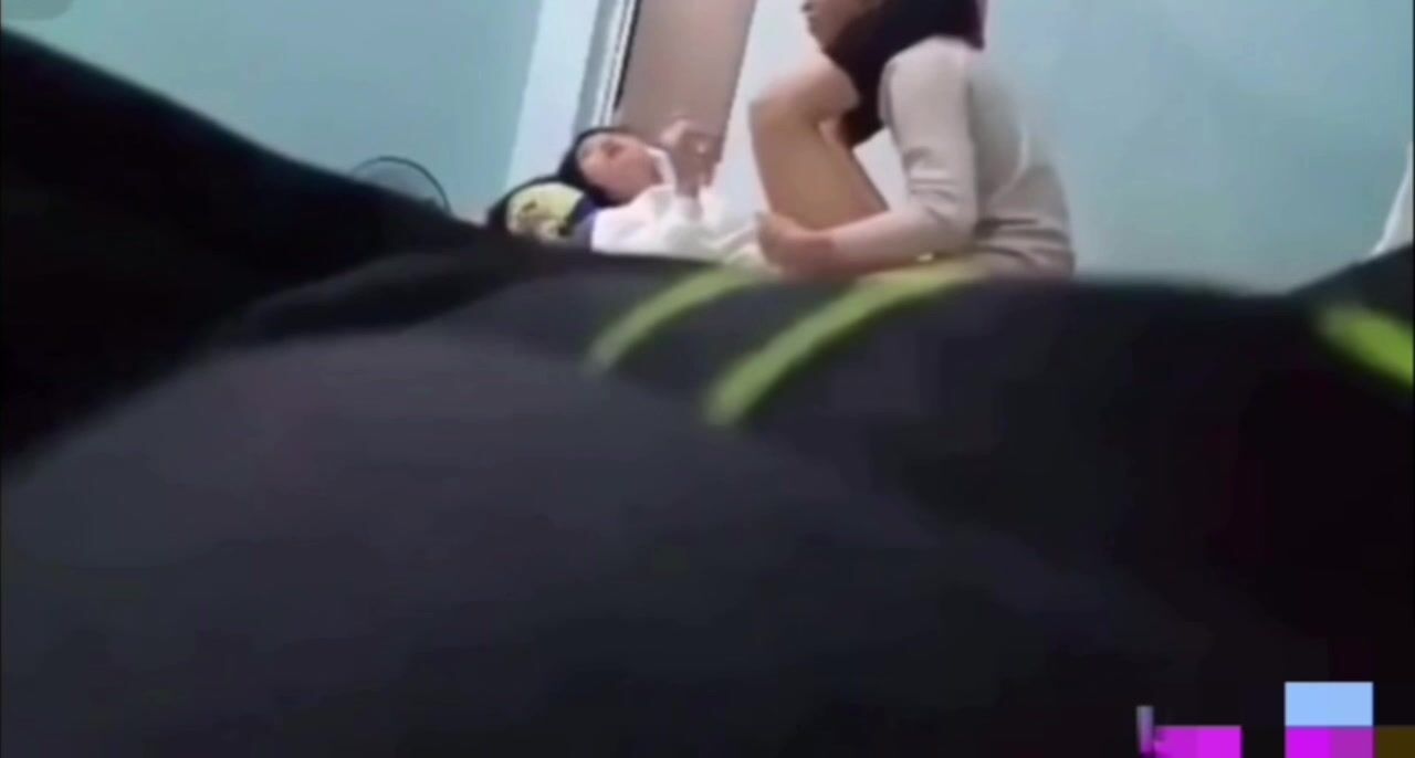Lớp học thêm chưa ai đến, không nói một lời đè nhỏ bạn ra địt ngay tại lớp