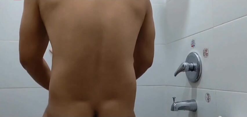 Đang tắm dượng xông vô bú lồn rồi đề ra doggy