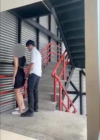 Giao lưu với người lạ ngay cầu thang bộ chắc hổng ai thấy đâu pulic Việt Nam nó chất.