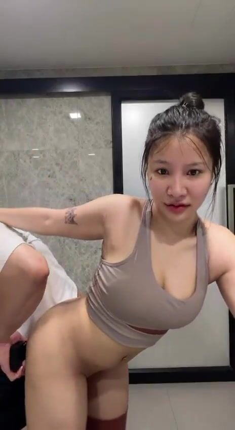 Con đĩ này làm bồn chứa tinh cho cả dãy trọ vú to mặt dâm