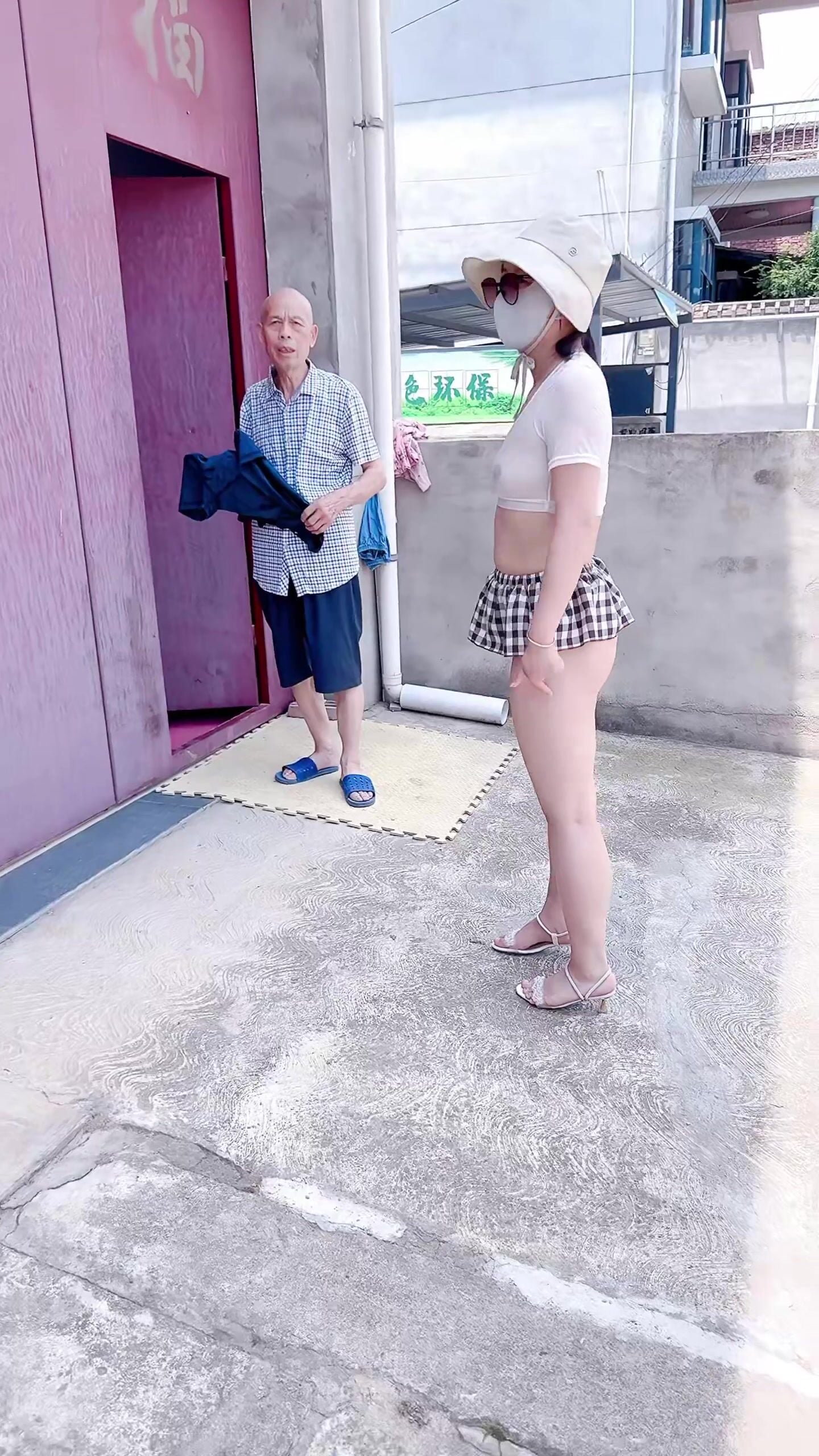 Con đĩ Phô dâm, Public Hở Vú Lồn Mua Dưa Hấu của ông già xem lồn