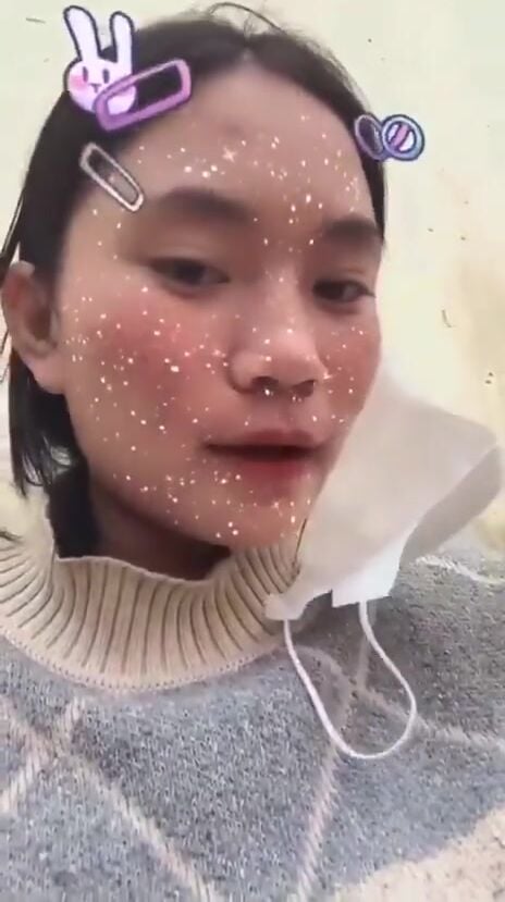 E teen trốn ra sau nhà chỉ để thủ dâm cho ny xem