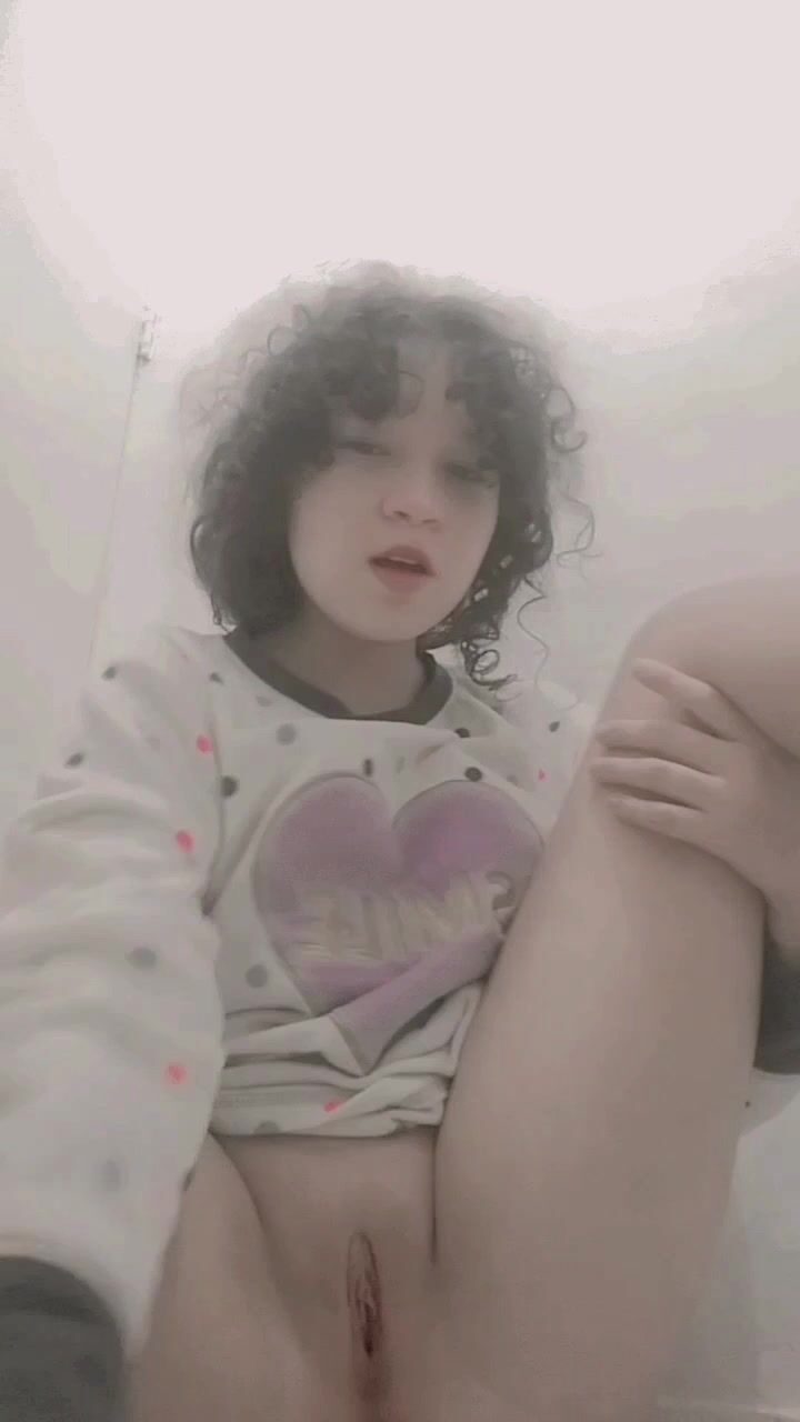 Mượn máy con em họ thì thấy có clip nó thủ dâm, lồn hồng nhiều nước vl