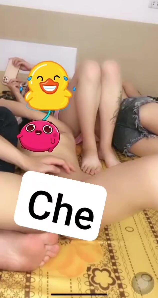 Nhóm bạn 1 nam 4 nữ là thế này đây, nước lồn húp k hết