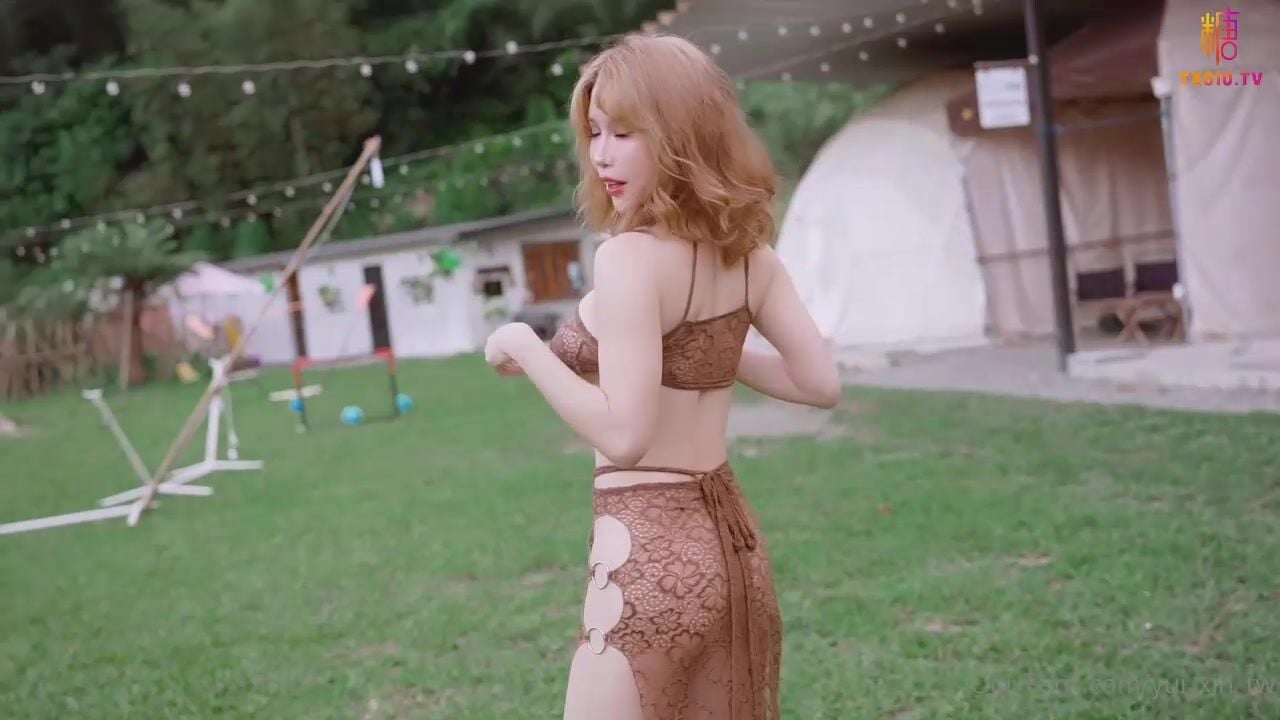 Em gái lột đồ khoe vú giữa trời